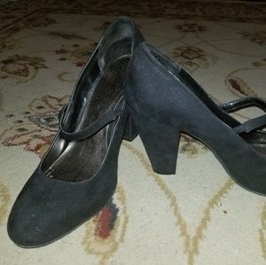 Black pumps...thick heel